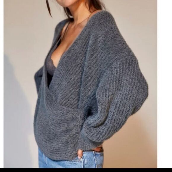 NWT Urban OutfittersâSweater SOFT ANDâLUXURIOUS - Picture 4 of 11